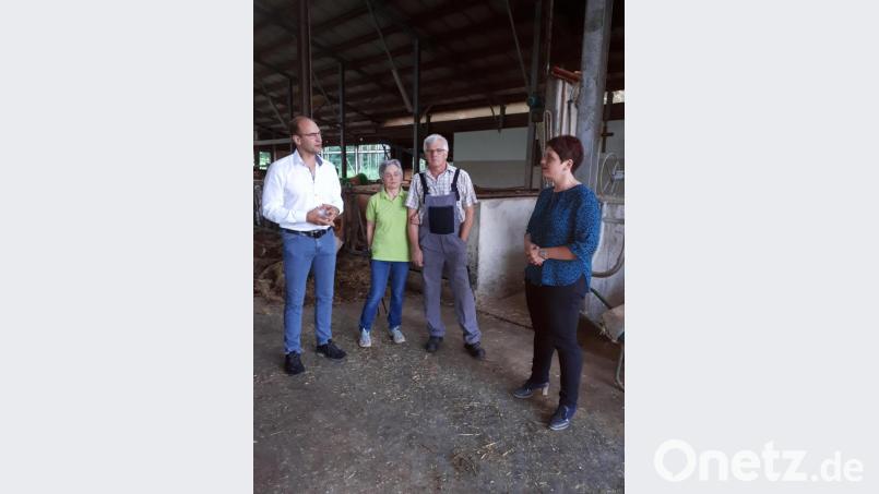 MdL Anna Toman (rechts) erörterte mit Vertretern des Bauernverbands die aktuellen Probleme der Landwirtschaft. Links i m Bild Kreisbauernobmann Ely Eibisch. Bild: exb