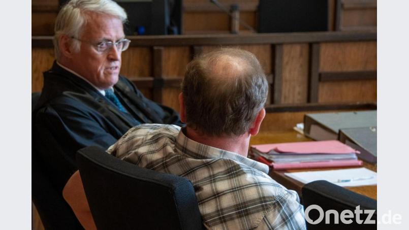 Der Angeklagte (r.) mit seinem Verteidiger im Amtsgericht Cham. Bild: Armin Weigel