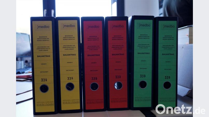 Sechs Leitzordner umfassen die Unterlagen für den Neubau im Bezirkskrankenhaus Wöllershof. Bild: arw