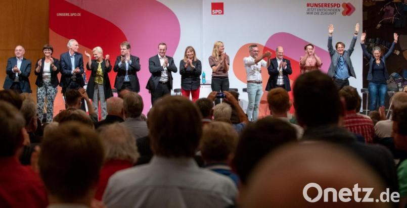 Die Kandidaten für den SPD-Parteivorsitz: (von links) Norbert Walter-Borjans und Saskia Esken, Dierk Hirschel und Hilde Mattheis, Ralf Stegner, Boris Pistorius und Petra Köpping, Christina Kampmann und Michael Roth, Olaf Scholz und Klara Geywitz, Karl Lauterbach und Nina Scheer nach der Regionalkonferenz in Nürnberg. Bild: Daniel Karmann/dpa