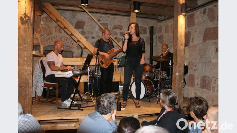 Mirka Novak am Gesang sorgte mit dem Ivan Audes Trio für einen entspannten Jazz-Frühschoppen. Bild: sne