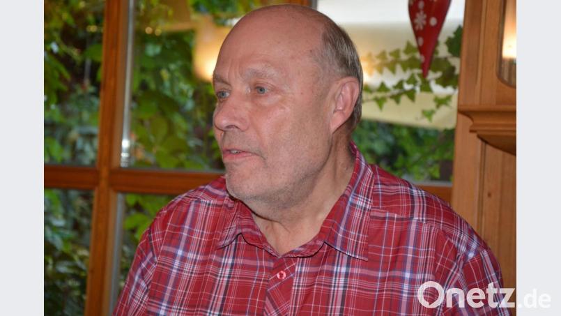 Albert Köstler, Vorsitzender der Bürgeraktion „Gegenwind“, kündigt an, dass der Verein einen Teil der Kosten für einen Rechtsbeistand beim Rotmilan-Streit übernimmt. Bild: jr