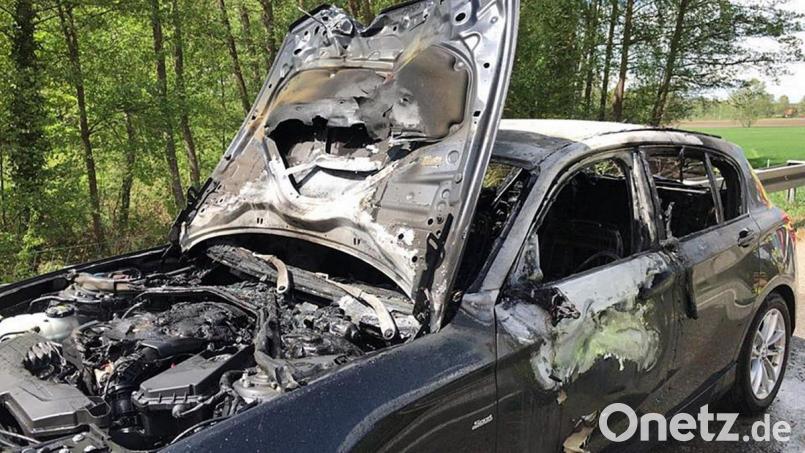 Der BMW-Händler hat eine solche Situation noch nicht erlebt. Der Kunde wohl auch nicht. Zweimal kauft er einen 1er – zweimal brennt er aus, zuletzt auf der A 93 bei Schwandorf. Der Fall beschäftigt jetzt die Justiz Amberg. Bild: Jürgen Masching