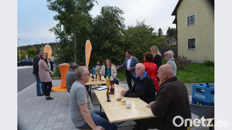 Zwei Stunden diskutieren die Trebsauer mit Tobias Gotthardt (weißes Hemd). Bild: fz