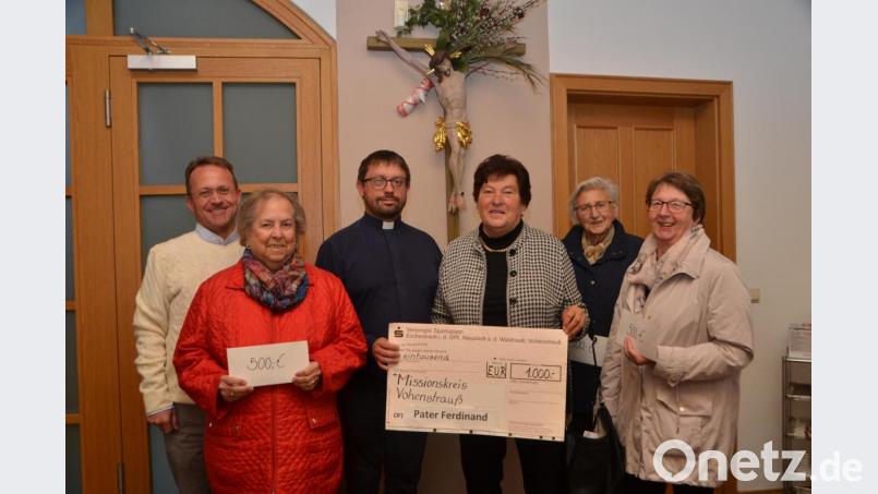 Elfriede Riedlbauer, Hildegard Busch, Gertraud Gleixner und Ingeborg Bock (von links) überreichen 3000 Euro für Missionseinrichtungen. Einen Teil nimmt Dekan Alexander Hösl (links) mit auf seine zweite Israelreise. Pater Rafal Burnicki (Dritter von links) erhält 500 Euro für seine Aufgaben in seiner Heimat Polen. Bild: dob