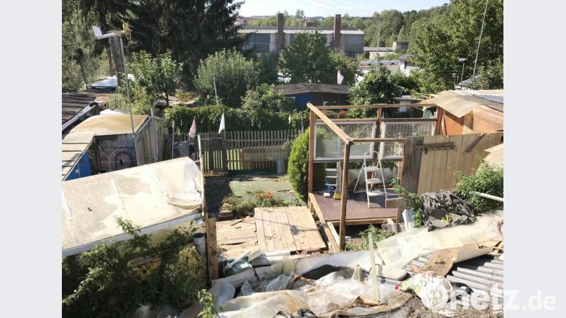 Die Gartenhäuser im Bergmühlweg werden abgetragen. An ihrer Stelle baut die Stadt acht Garagen. Bild: Gabi Schönberger