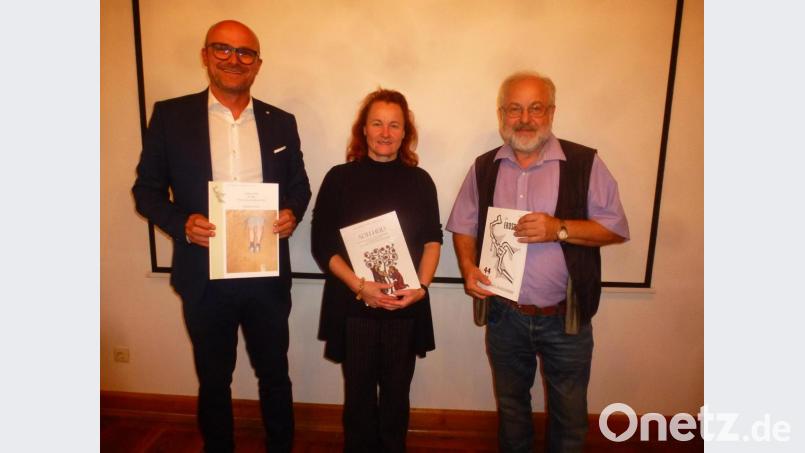 Bürgermeister Maximilian Beer (rechts) und Ortsheimatpfleger Alfred Wolfsteiner (rechts) dankten Birgit Symader für ihre Ausführungen rund um die Erdställe. Bild: mad