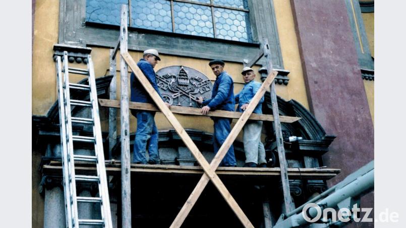 Die Montage des von der Stadt Waldsassen gestifteten Bronze-Wappens über dem Portal der Kirche durch die Mitarbeiter des Städtischen Bauhofs im November 1969. Bild: Archiv Treml/exb