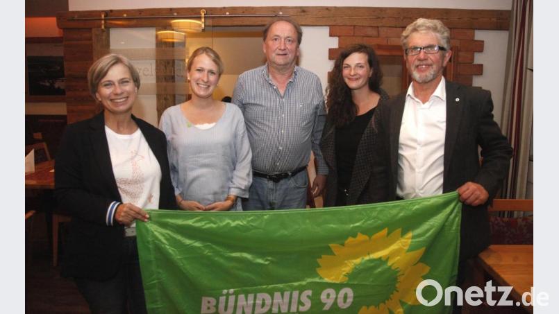 Marion Juniec-Möller, Franziska Wünsch, Paul Groß und Veronika Peters (von links) bilden den neuen Ortsvorstand der Grünen. Rechts Landratskandidat Rudi Sommer. Bild: Hirsch