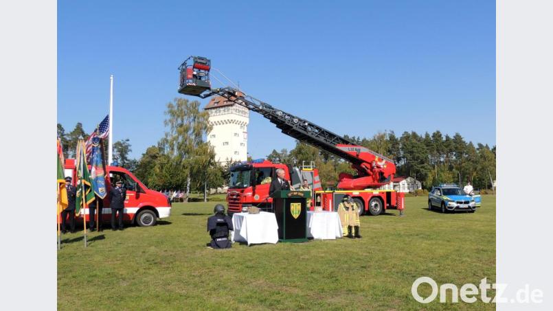 Halbmastbeflaggung, Einsatzkräfte und Fahrzeuge des US-Fire-Department, der Feuerwehr Sigl, der Militärpolizei und der Bayerischen Polizei sind die Kulisse der Gedenk-Zeremonie am 11. September. Bild: mor