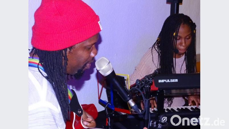 Sie nennen sich "Kool Runnings 2" und kommen aus Jamaika: Mit ihrer Musik haben sich Lee Holness (links) und seine Partnerin Shantal Bradford viel Beifall beim Amberger Musiker-Stammtisch geholt. Bild: Houschka