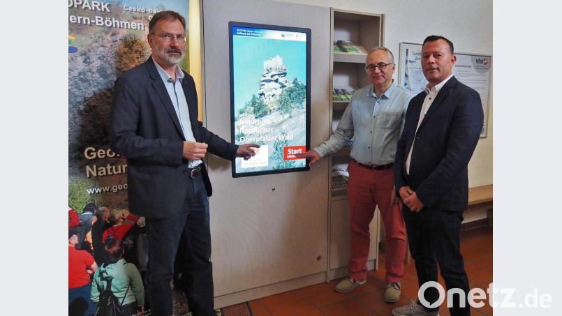 Die interaktive Geopark-Informationsstelle präsentieren (von links) Geopark-Geschäftsführer Andreas Peterek, VHS-Bereichsleiter Harald Krämer und VHS-Geschäftsführer Stefan Frischholz. Bild: Bühner