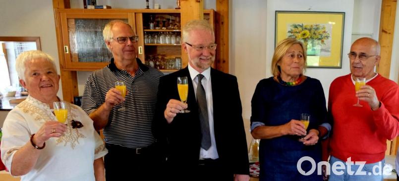 Das Team des „ Klub 70 „ feierte Geburtstag. Von links: Sieglinde Sommer, Werner Bock, Pfarrer Wilfriede Römischer, Leiterin Renate Lindner und Gerd Lindner. Bild: le