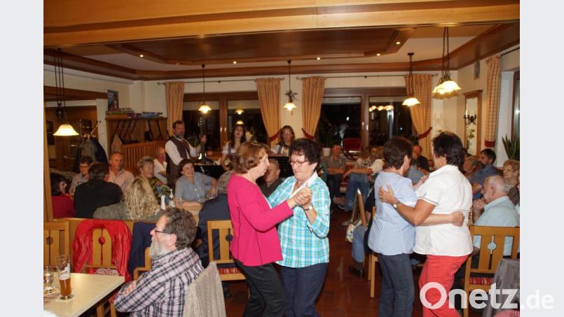 Immer wieder fanden sich Paare zum Tanz. Beim Musikantenstammtisch im Lindauer Wirtshaus spielten Heimatklänge die Hauptrolle. Bild: mmj