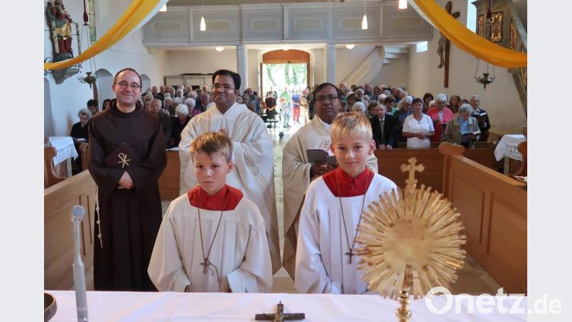 Feierlich, kurzweilig und interessant gestalten (von links) Pater Xawer Skrobis, Pater Robin Xavier und Pfarrvikar Hrudaya Kumar Madanu den Seniorengottesdienst in der Bergkirche. Bild: rha