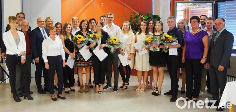Absolvierende, Preisträger, Lehrer und Festgäste genießen die Abschlussfeier der Berufsfachschule für Krankenpflege. Bild: Bühner