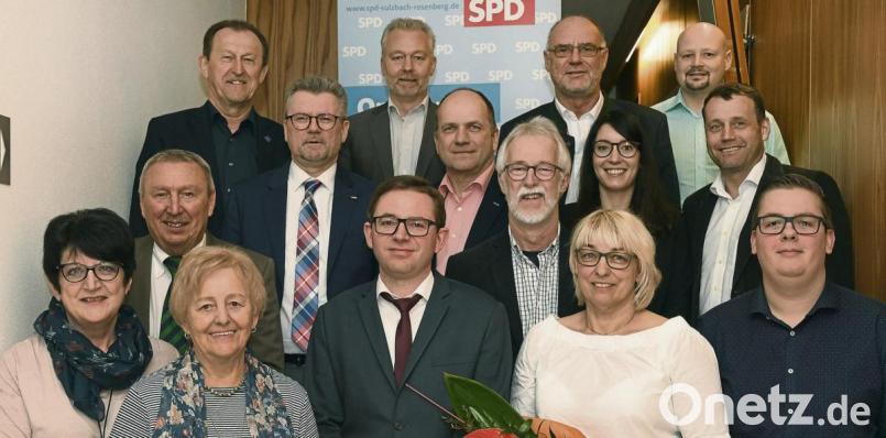 Der neuformierte Vorstand des SPD-Ortsvereins und die Vertreter der Arbeitsgemeinschaften (vorne, von links): Renate Dümmler, Helene Schwarz, Philipp Rösel, die frisch gekürte Vorsitzende Bettina Moser, Noah Pawlica; (mittlere Reihe, von links) der bisherige Ortsvereinsvorsitzende Achim Bender, Bürgermeister Michael Göth, Matthias Ruoff, Thomas Steiner, Katharina Rösel, SPD-Kreisvorsitzender Uwe Bergmann; (hinten, von links) Bezirksrat Richard Gaßner, Hermann Deichler, Karl-Heinz König und Holger Joschko. Bild: Petra Hartl