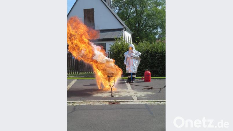 Ein Fehler mit verhehredenden Folgen: Fett mit Wasser löschen. Die 'Flammen schießen meterhoch aus der Pfanne. Bild: ld