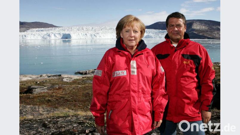 Am 17. August 2007 besuchte Bundeskanzlerin Angela Merkel (CDU) mit ihrem damaligen Bundesumweltminister Sigmar Gabriel (SPD) den Eqi Gletscher bei Ilulissat in Grönland. Bild: Michael Kappeler/dpa
