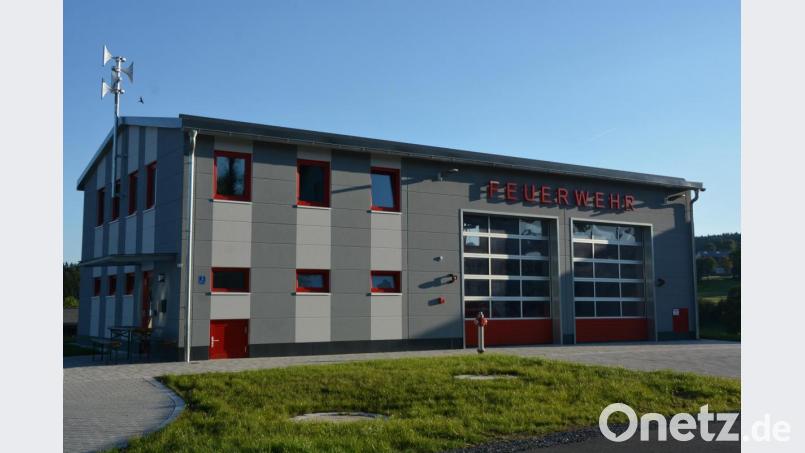 Das neue Gerätehaus der Feuerwehr Groschlattengrün erhält am Sonntag, 15. September, bei einem Festakt den kirchlichen Segen. Auf dem Programm des Tages stehen auch ein Festgottesdienst und ein Festzug. Gefeiert wird bereits am Samstagabend. Bild: jr
