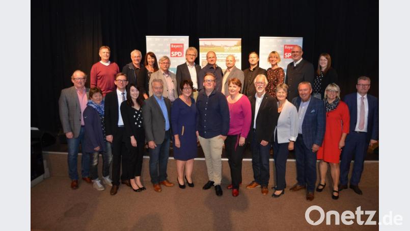 Bürgermeister Michael Göth (ganz rechts) mit den Kandidaten der SPD für den zukünftigen Stadtrat (vorne, von links) Armin Rüger, Monika Kick, Philipp Rösel, Katharina Rösel, Hermann Deichler, Renate Dümmler, Noah Pawlica, Andrea Haller-Trepesch, Thomas Steiner, Hildegard Geismann, Joachim Bender, Bettina Moser, (hinten, von links) Ersatzkandidat Bernhard Schleich, Peter Lehner, Marianne König, Michael Scherer, Dieter Pilhofer, Matthias Ruoff, Holger Joschko, Michael Jakuttis, Heike Graf, Karl-Heinz König und Verena Meißner. Es fehlen Gerd Geismann und Jörg Jäger. Bild: phl