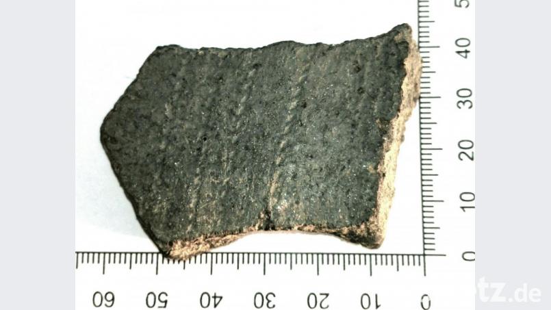 Diese hallstattzeitliche Scherbe mit Ringrädchenverzierung aus der Zeit zwischen 800 und 450 vor Christus fand Thomas Bäumler im Bereich Breiter Weg, westlich der Autobahn. Der Heimatarchäologe spricht von einem für die Region ungewöhnlichen Fund. Das Landesamt für Denkmalpflege geht von einer Halsscherbe eines Kegelhalsgefäß mit Oberflächengraphit und Rollrädchenverzierung aus und vermutet eine Grabkeramik. Bild: exb/Thomas Bäumler