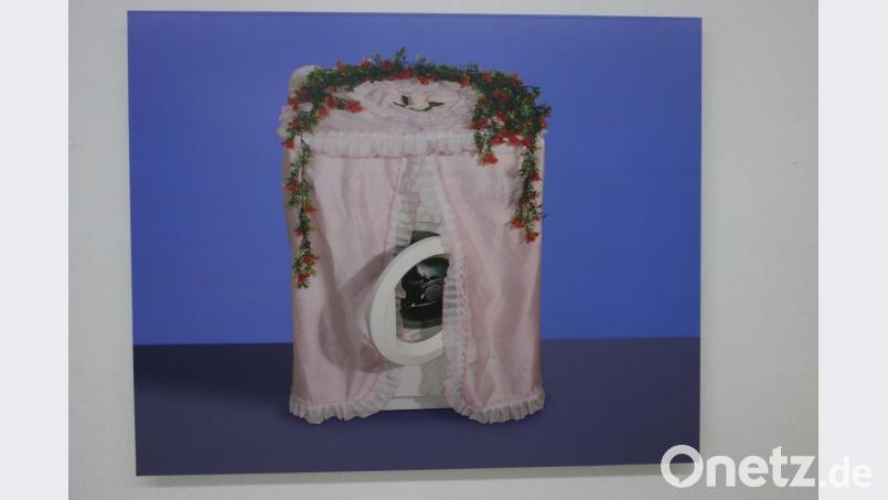 Provokativ und manchmal mit einem Augenzwinkern: Die Verschleierung spielt im künstlerischen Werk Adidal Abou-Chamats, das zur Zeit in Regensburg ausgestellt ist, eine zentrale Rolle. Repro: Susanne Wolke