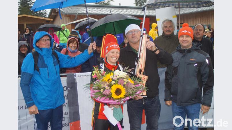 Die Sportlerin Franziska Hildebrand (Zweite von links) verewigte sich mit ihrer Unterschrift auf dem neuen Jugendgewehr der Naabtalschützen. Mit im Bild (von links) Wolfgang Hildebrand, Schützenmeister Karl Eckert und Organisator Jürgen Pletl. Bild: slh