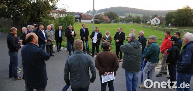 Zahlreiche Raigeringer Bürger ließen sich die Gelegenheit nicht nehmen, die öffentliche Sitzung der CSU-Stadtratsfraktion zu begleiten. Im Hintergrund das neue Baugebiet „Raigering Mitte“, davor (in Bildmitte, von links) Fraktionsvorsitzender Dieter Mußemann, Grundstückseigentümer Martin Sterk, CSU-Ortsvorsitzende Daniel Müller, Kreisvorsitzende Michaela Frauendorfer und Oberbürgermeister Michael Cerny. Bild: gf