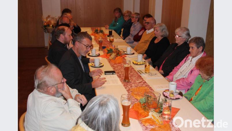 Der Brief des Papstes an das pilgernde Volk in Deutschland war die Grundlage einer Gesprächsrunde im Jugendheim. Bild: kro