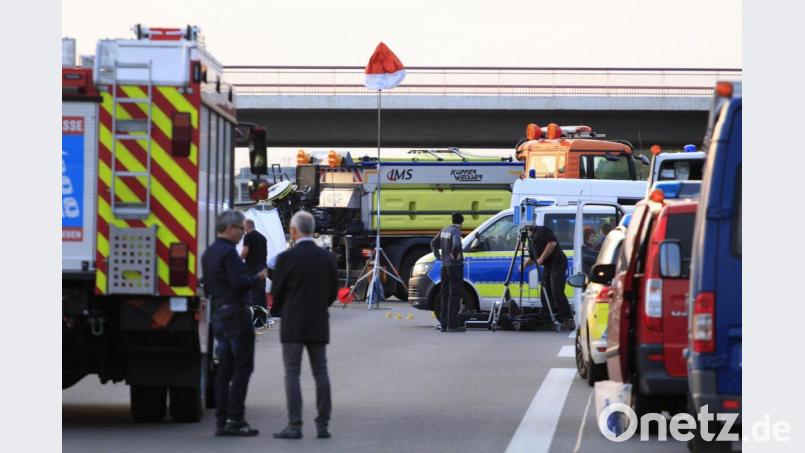 Polizisten stehen an der Anschlussstelle Hellersdorf auf der A10 nordöstlich von Berlin. Bild: Christopher Harms