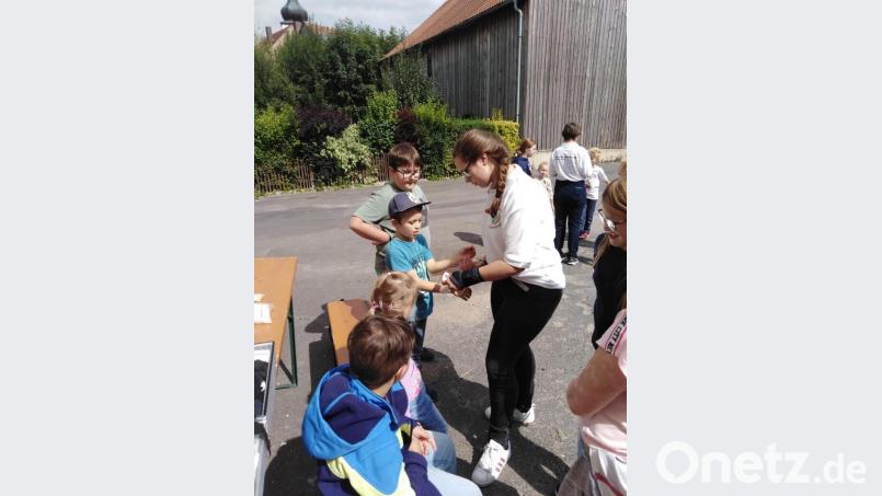 In den Rundkurs - kreuz und quer durch Wiesau - war auch das "Haus der Musik" eingebunden. Dort wurde gezeigt, wie man einen Verband anlegt. Bild: exb - BRK Wiesau