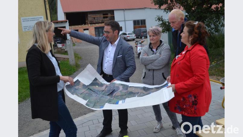 Mühsam hatte Sonja Bodensteiner mit Luftaufnahmen den Verlauf der Stromtrasse zusammengebastelt und Tobias Gotthardt (von links) vorgestellt. Bild: fz