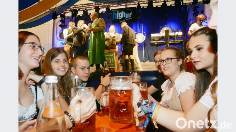 Fesche Madl im Dirndl gehören zu einem Volksfest dazu. Bild: Gabi Schönberger