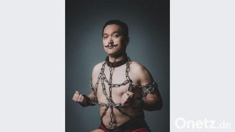 Die Theaterbesucher dürfen sich nicht nur auf Solisten und Chor des Theaters sowie die Hofer Symphoniker freuen, sondern auch auf die Ballett-Compagnie. Tenor Minseok Kim als „Orpheus“, ist gefesselt von der Liebe. Bild: Theater Hof/ Alexander Frydrych