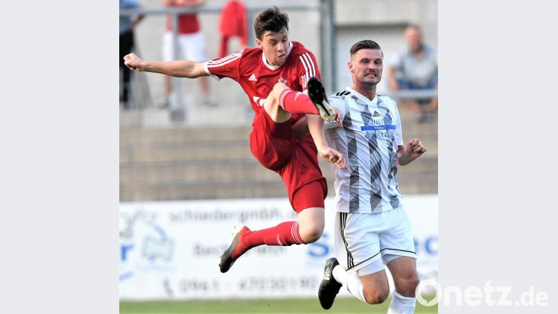 Herber Ausfall für die SpVgg SV Weiden: Stürmer Josef Rodler (rechts, Szene aus dem Heimspiel gegen die SpVgg Lam) muss am Freitagabend gegen den TSV Bad Abbach krankheitsbedingt passen. Bild: btg