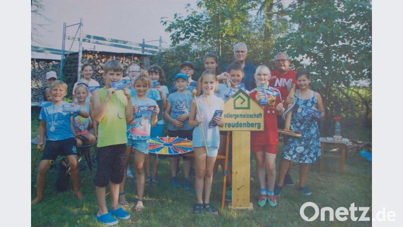 In neun Teams absolvieren die Kinder das &quot;Spiel ohne Grenzen&quot;. Bild: exb
