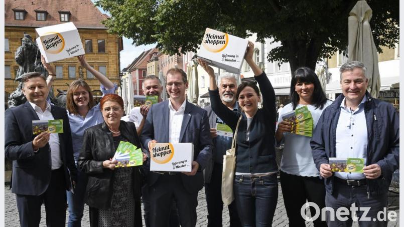 Das Label „Heimat shoppen“ soll Händlern helfen. Von links: Bernhard Reif (IHK Amberg), Ina Bogner (Stadtmarketing-Verein), Emilie Leithäuser (PWG), Einzelhändler Horst Strobl, Matthias Segerer (IHK Regensburg), Andreas Raab (PWG), Verena Fitzgerald (Gewerbebau), Zorka Dotto (Stadtmarketing). Bild: Petra Hartl