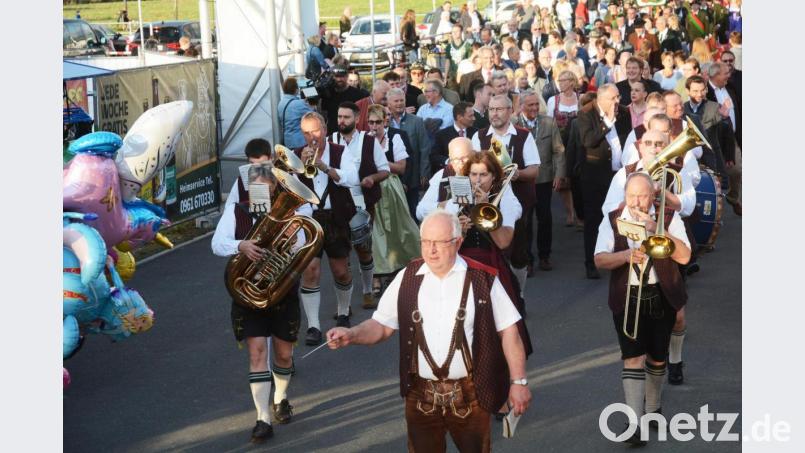 Schönstes Festwetter gibt es beim Einzug der Festgäste unter musikalischer Begleitung der Stadtkapelle Weiden. Bild: Gabi Schönberger