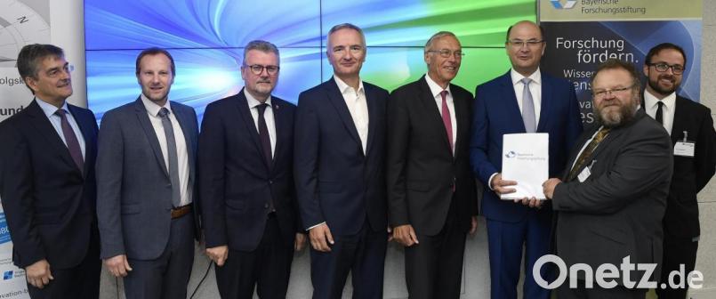 Bei den Beteiligten herrschte große Freude über den Förderbescheid: Von links Dr.-Ing. Ragnar Warnecke, Geschäftsführer GKS, Martin Zwielehner, SAR, Bürgermeister Michael Göth, MdL Harald Schwartz, Prof. Arndt Bode, Präsident der Bayerischen Forschungsstiftung, Albert Füracker, Staatsminister der Finanzen, Prof. Dr. Andreas Hornung, Institutsleiter Fraunhofer Umsicht Sulzbach-Rosenberg, und Martin Meiller, Projektleiter. Bild: Petra Hartl