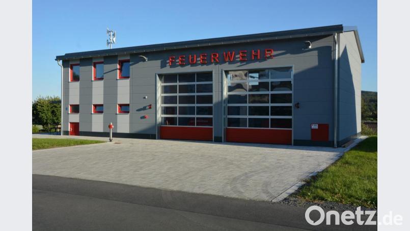 Das neue Gerätehaus der Feuerwehr Groschlattengrün erhält am Sonntag, 15. September, bei einem Festakt den kirchlichen Segen. Auf dem Programm des Tages stehen auch ein Festgottesdienst und ein Festzug. Gefeiert wird bereits am Samstagabend. Bild: jr