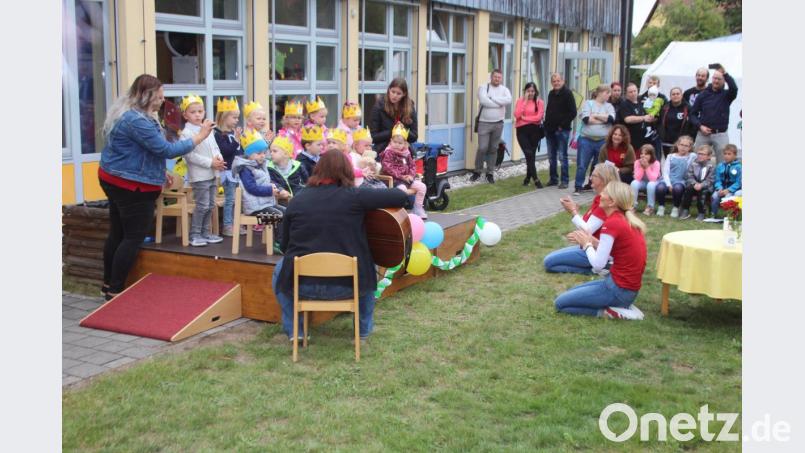 Mit Gesängen gestalteten die Kinder die Geburtstagsfeier der Krippe. Bild: sns