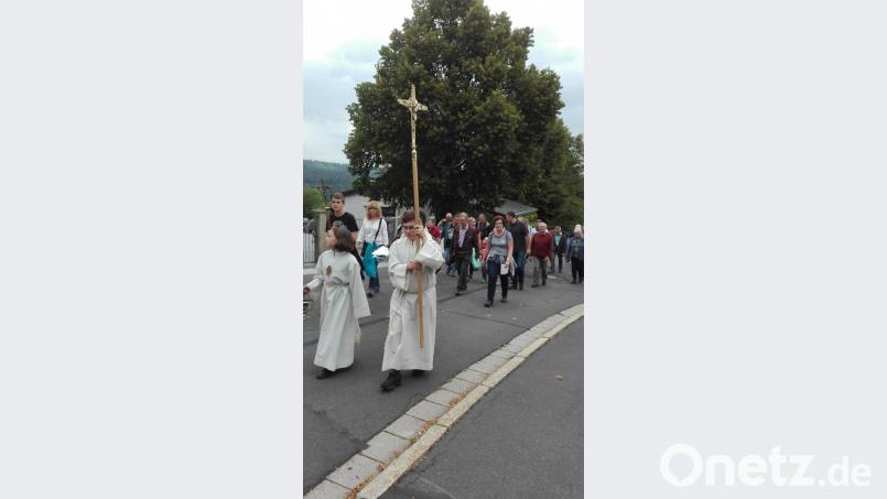 Die Pilger aus Pechbrunn auf ihrem Weg nach Fuchsmühl. Bild: exb