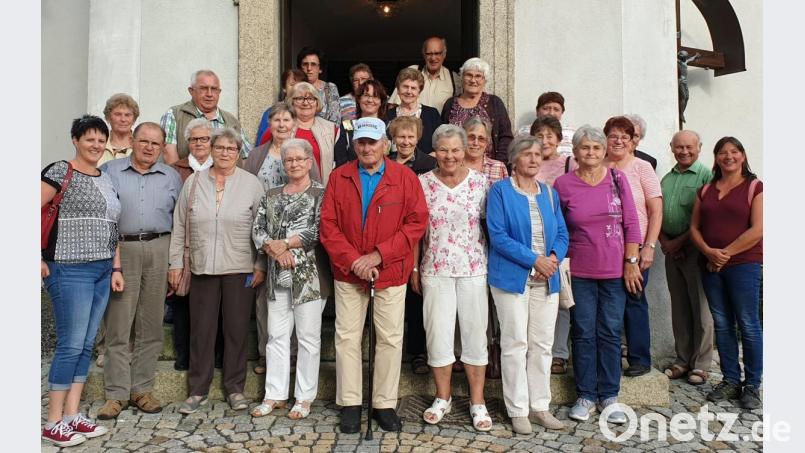 Einen schönen Nachmittag verbringen 30 Senioren in Erbendorf und Reuth. Die Kirche St. Katharina in Reuth ist ein kleines Schmuckstück, finden die Ausflügler. Bild: lep