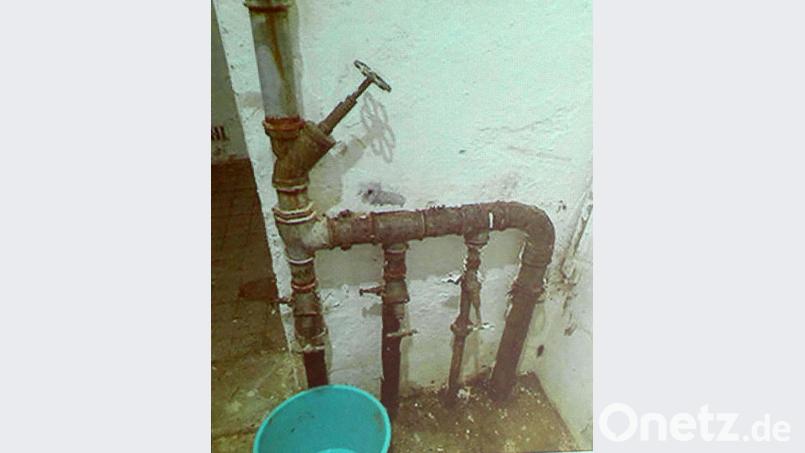 Bescheiden: Die Wasserverteilzentrale im Keller des Handreinigerhäuschens. Bild: Jens Meyer