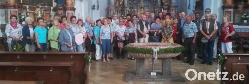 In der Rodinger Wallfahrtskirche Heilbrünnl gruppierten sich die Senioren um ein Marmorbecken, welches das Wasser der Heilbrünnlquelle auffängt. Bild: mez