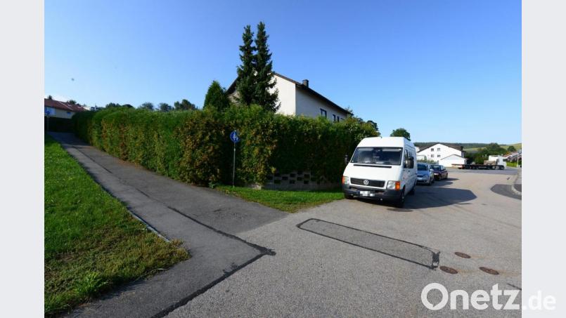 Deutlich als Fußweg ist die Verbindung von der Straße &quot;Herrenpoint&quot; zum Radweg entlang der Kreisstraße beim ehemaligen Café Piehler ausgeschildert. Kinder bis zu zehn Jahren dürfen den Weg mit ihren Fahrrädern befahren, Kinder bis zu acht Jahren auch in Begleitung der Eltern. Eine Vorfahrtsberechtigung gegenüber der Straße &quot;Herrenpoint&quot; (rechts) kann daraus nicht abgeleitet werden. Bild: bey