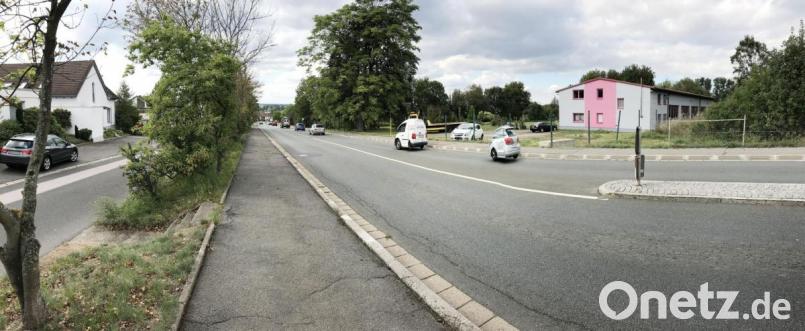 Obwohl von Häusern umgeben, gilt das Grundstück des ehemaligen Bauernhofes am Ende der Vohenstraußer Straße (links neben der bunten Fahrzeughalle) als Außenbereich und soll nicht bebaut werden. Bild: Gabi Schönberger