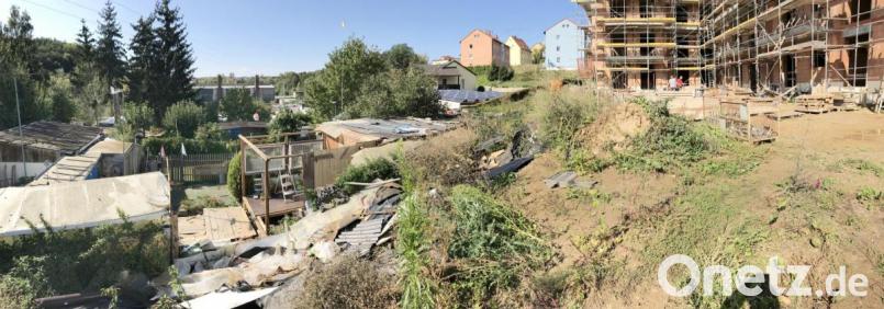 Unterhalb des sozialen Wohnungsbaus im Bergmühlweg entsteht ein Garagenhof. Die Schrebergärten müssen weichen. Bild: Gabi Schönberger