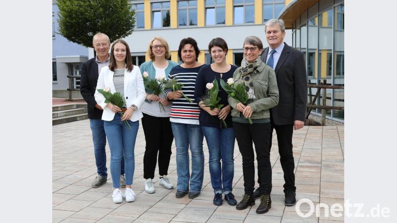 Strahlende Gesichter gab es zum Schulstart an der Doktor-Eisenbarth-Mittelschule. Rektor Werner Winderl (rechts) und Konrektor Rudi Schneider (links) freuten sich, die „Neuen“ an der Schule begrüßen zu dürfen und wünschten ihnen einen guten Start in das kommende Schuljahr. Bild: akp